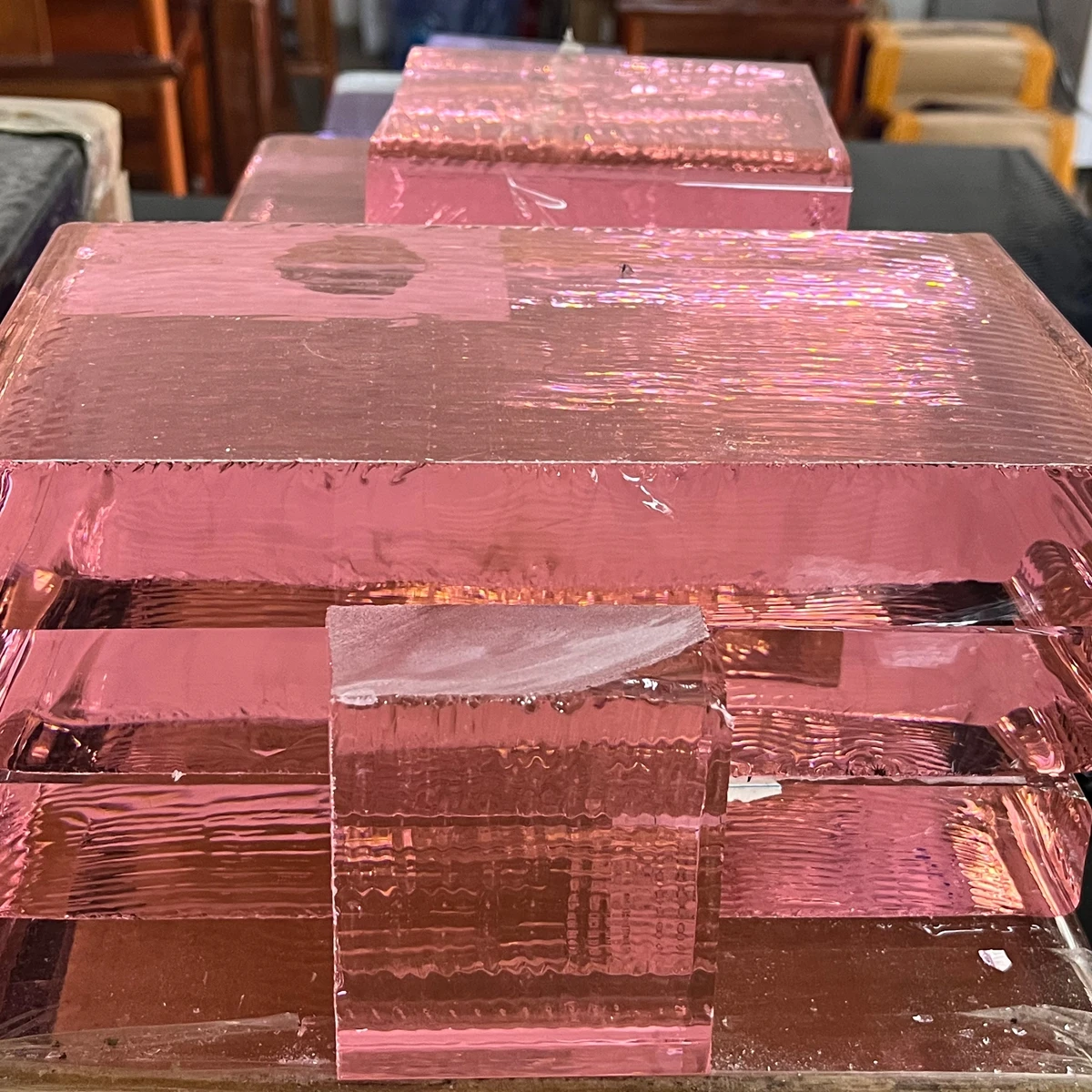 

Синтетическое стекло 1 кг, необрезанный красный цвет, сырье для драгоценных камней, грубый камень