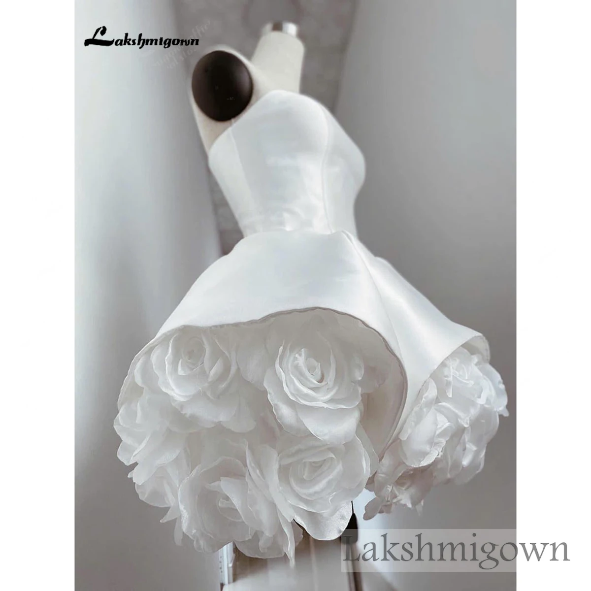 Trägerloses kurzes Satin-Hochzeitskleid mit 3D-Rosenblumenbesatz am Saum, Mini-Brautkleid mit Schnürkorsett-Rücken, einfaches Empfangs-Hochzeitskleid – Detail 6
