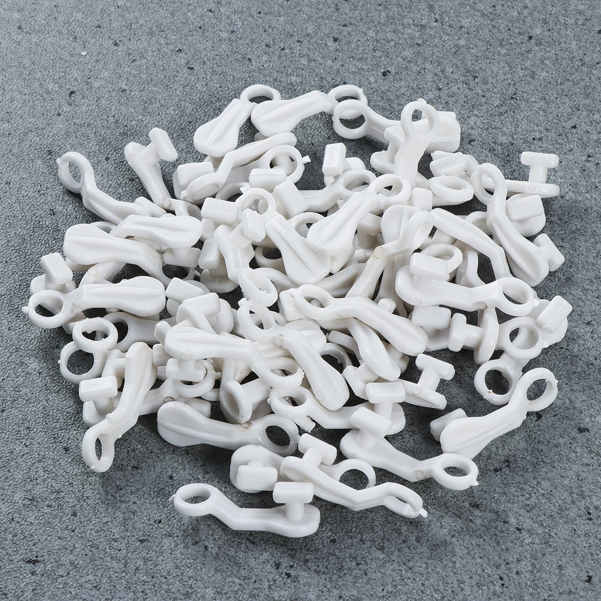 50 قطعة من خطافات الستائر البلاستيكية على شكل حرف S لمعظم القضبان سهلة الاستخدام وإزالة خطافات الستائر القوية