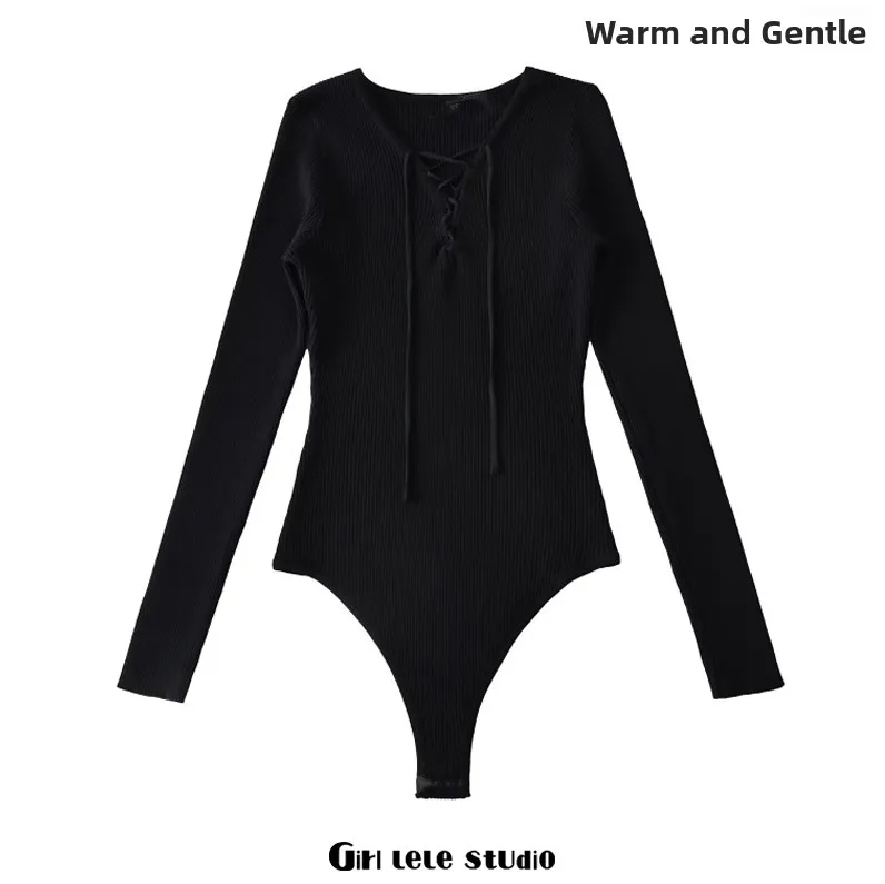 Seksowna amerykańska dziewczyna, modny sweter z głębokim dekoltem w serek, dzianinowy, długi rękaw, wyszczuplający, dopasowany, z wysokim stanem, spodnie.