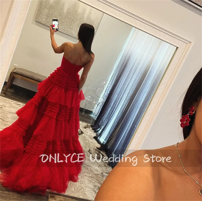 Nuevo diseño Vestidos de fiesta rojos Volantes escalonados Tul Plisado Ruched Una línea Vestidos de noche de fiesta de cumpleaños de Arabia Saudita personalizados