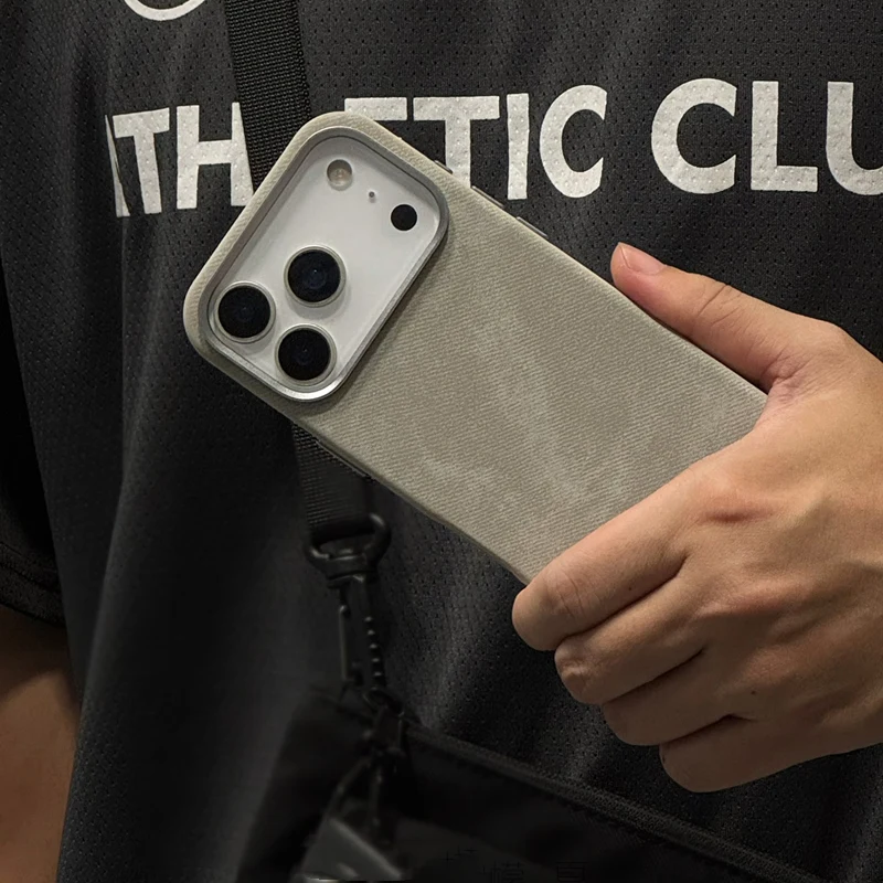 Capa Magnética de Flanela Retrô para iPhone 17, 17 Pro Max, 16 Pro, 16, 15, 13, 14, 12 com Carregamento Sem Fio e Proteção Contra Impactos