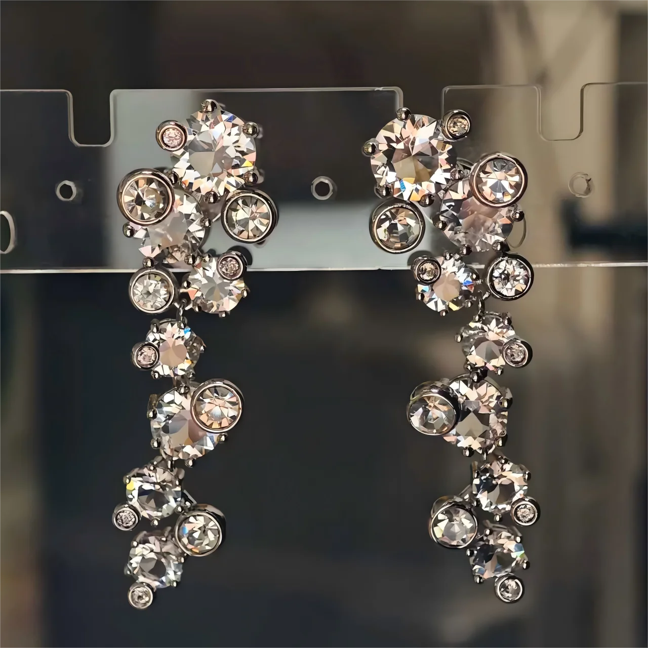 2025 الأصلي الأبيض هندسية كريستال الأزياء قلادة الاتجاه الجديد طقم مجوهرات رائعة الذكرى التذكارية الأقراط سوار