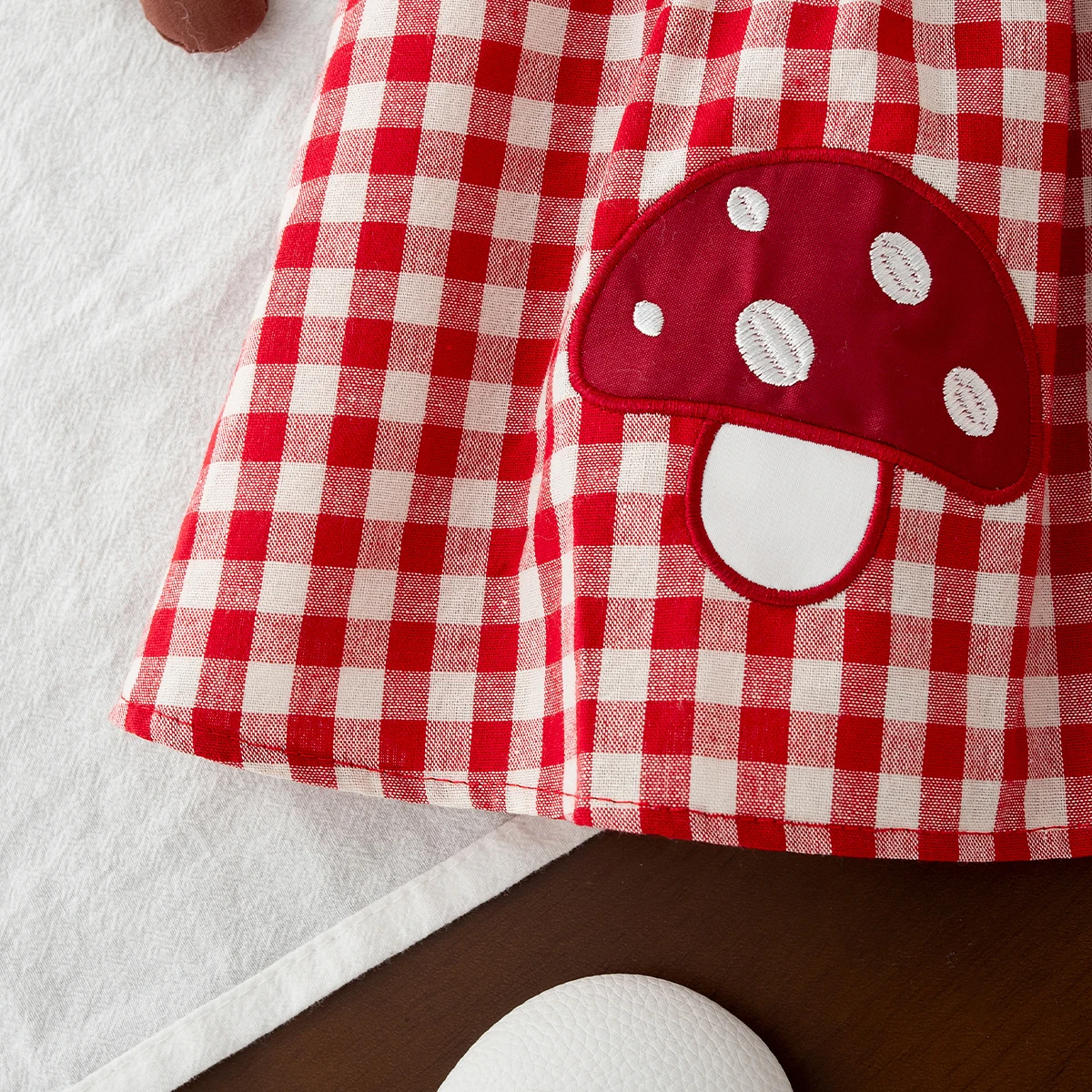 Sommerliches, hübsches Baby-Mädchen-Outfit-Set, bequemes, rot kariertes Oberteil mit Puppenkragen und Cartoon-Stickerei sowie einfarbige weiße Kleinkind-Shorts – Detail 8