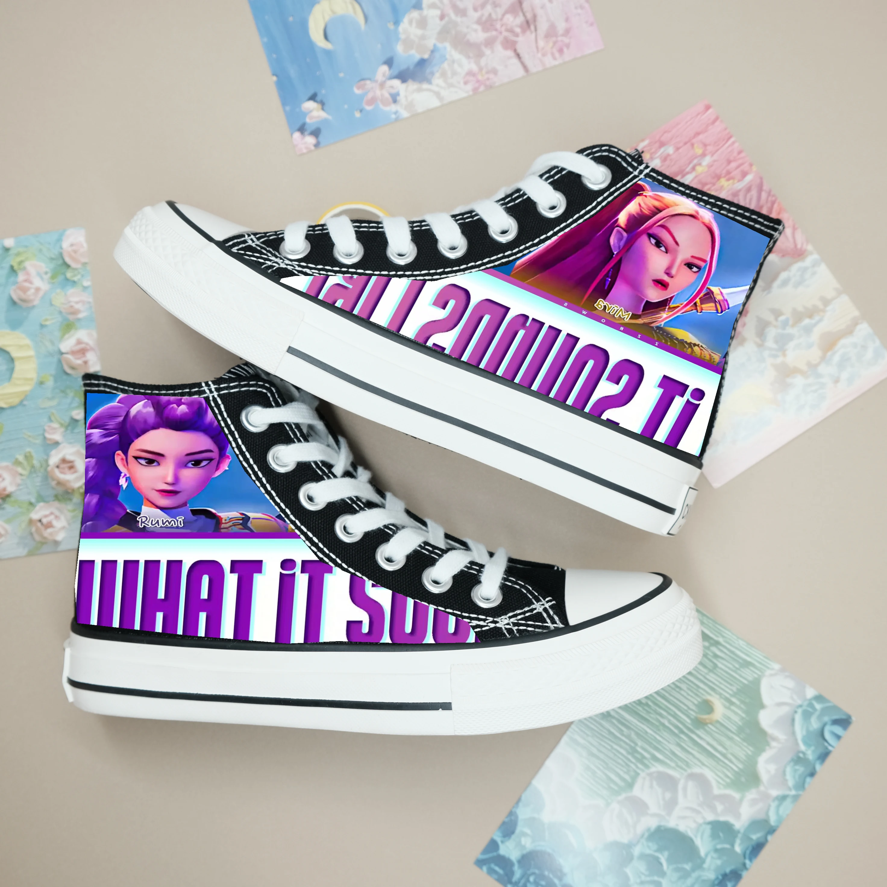 

Новые парусиновые туфли с героями мультфильмов для женщин и девочек KPop Demon Hunters, мягкая спортивная обувь для подарка подруге, размер ЕС 35-44