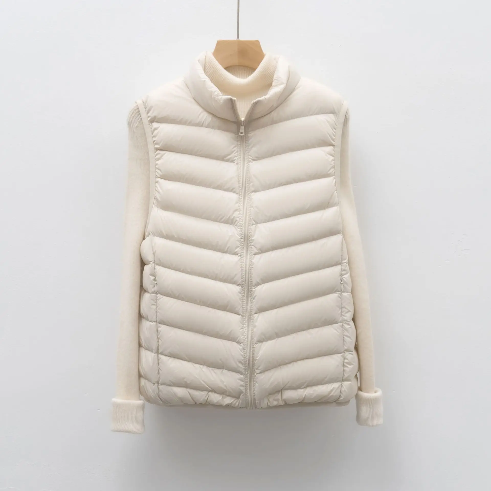 

Новый легкий женский пуховый жилет из белого утиного пуха на осень-зиму 2026 года, универсальный жилет-пуховик