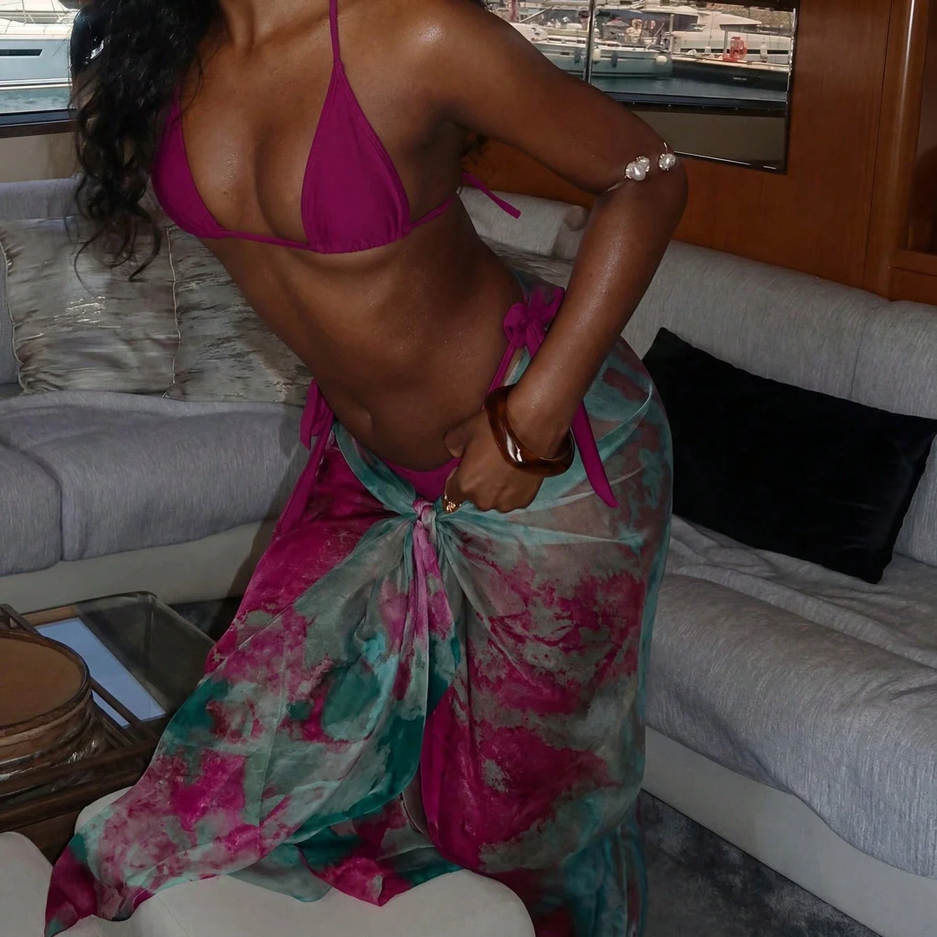 

Женский комплект купальников из 3 предметов: топ-треугольник с эффектом тай-дай, плавки с завязками сбоку, юбка-накидка.