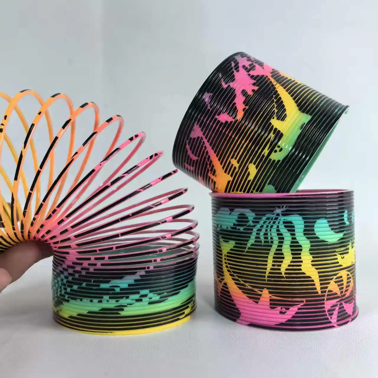 

1/3/6pcs Rainbow Spring Toy with Dolphin & Fish Print. Stretchable & stackable. Ideal party favors & kids' gifts.