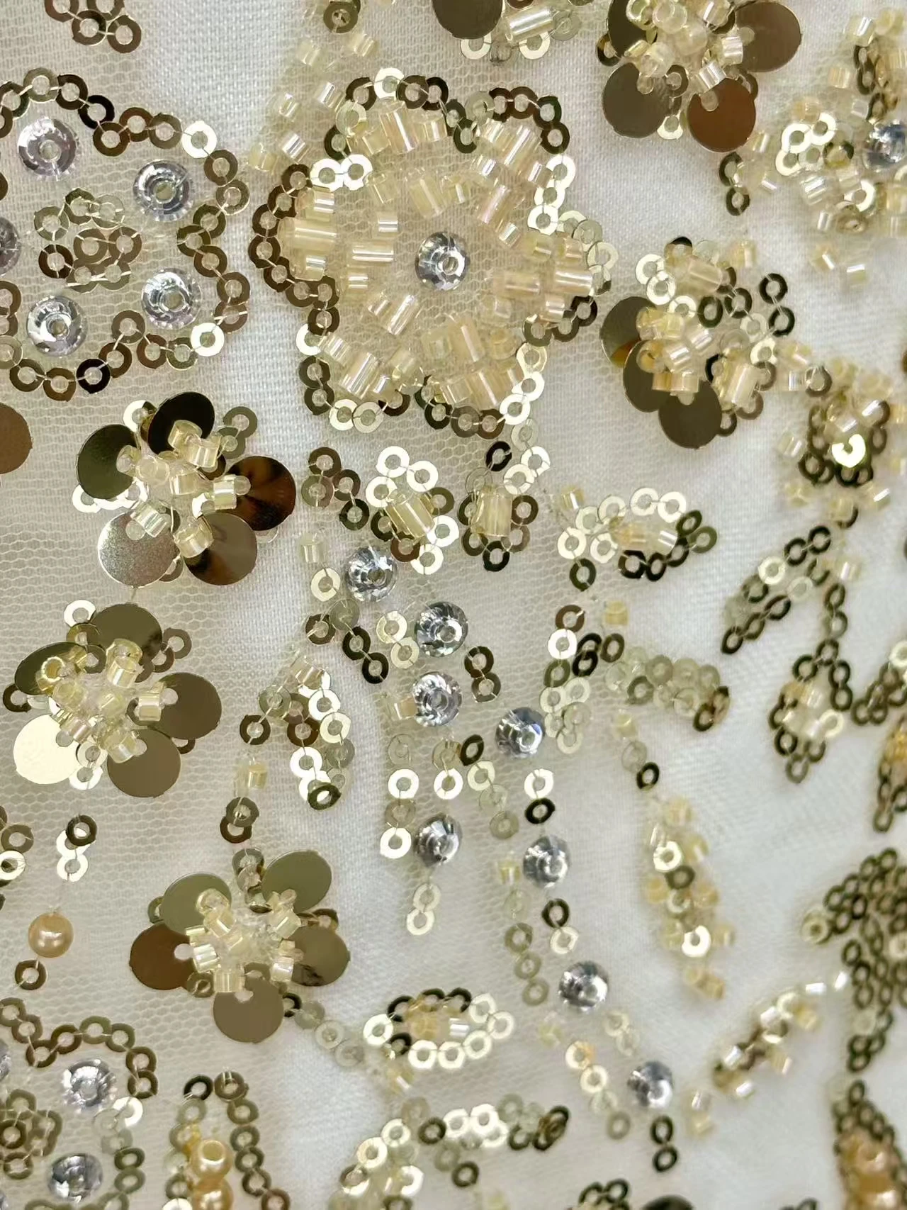 2026 حار بيع أقمشة الدانتيل لفستان باتي الفاخرة التطريز الترتر مع الخرز صافي الدانتيل فستان حفلات الزفاف 5 ياردة TP1822