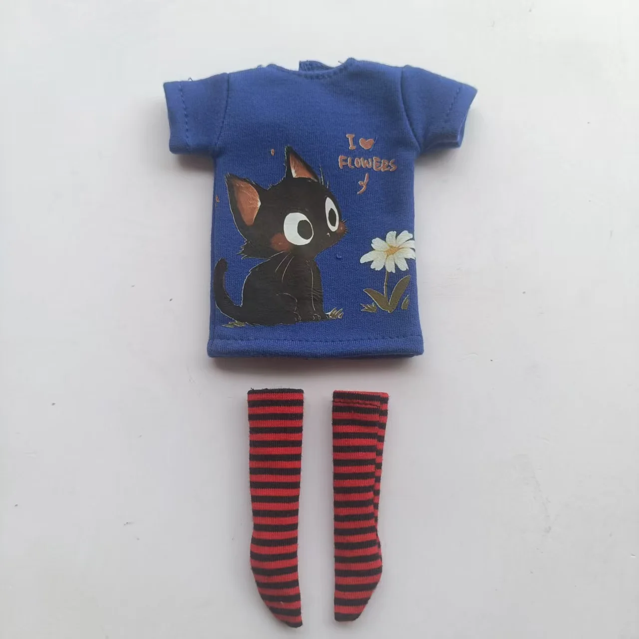 Handgefertigte OB24 1/6 Puppenkleidung, Cartoon-Print Kurzarm-T-Shirt + gestreifte Socken, kann als Zubehör für 1/6 Puppen verwendet werden. – Detail 27