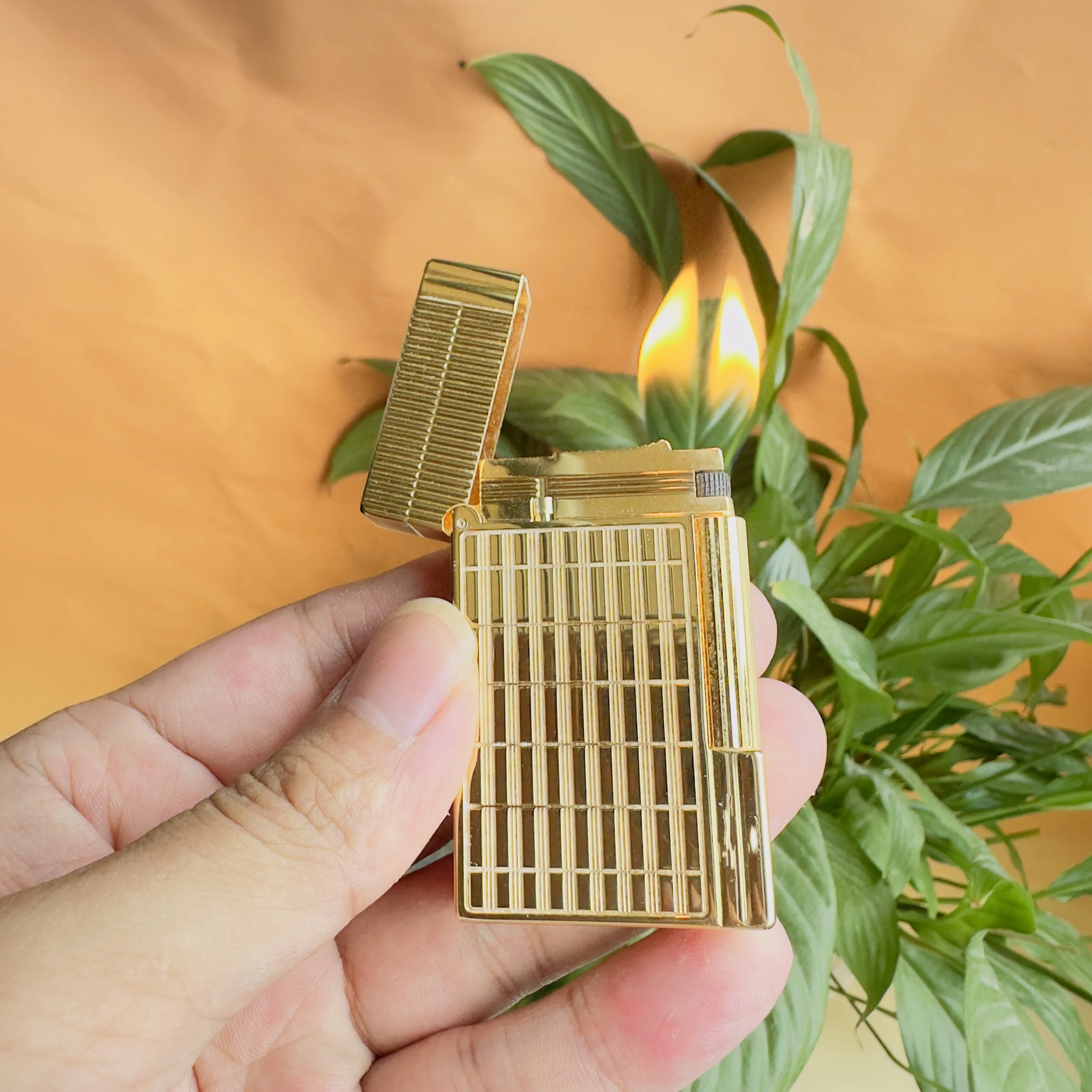 

Luxury brand customized lighter, loud and clear sound, a men's gift, complete with a set of customized accessories.