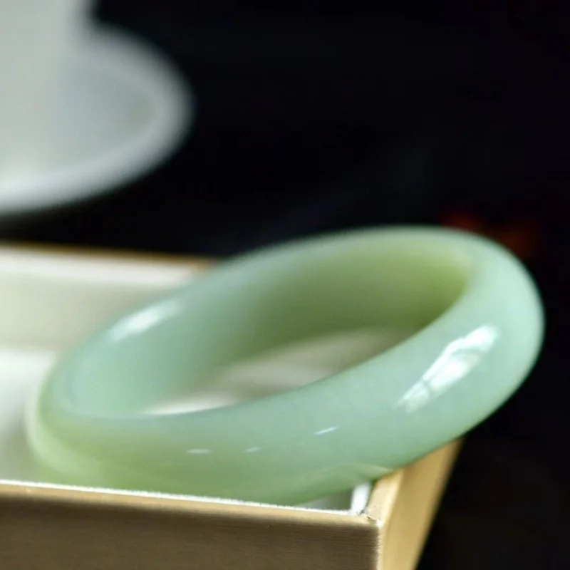 

Браслет из нефрита Цинхай Хэтянь, светло-зеленый, плоский дизайн, модный и универсальный.