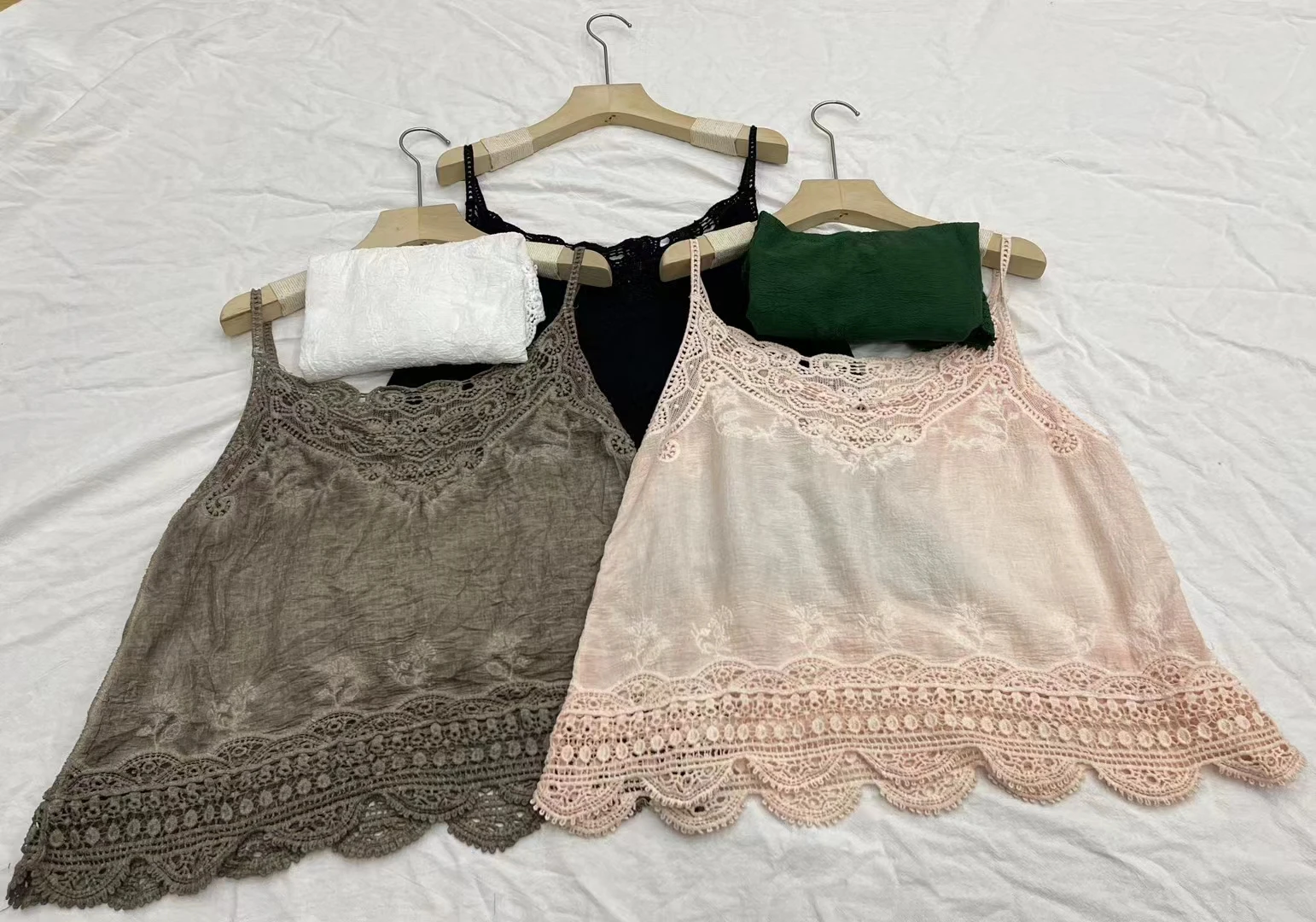 Top de Verão Versátil em Algodão Fino com Renda Artística Retro, Colete Crew Neck 2024 Primavera Verão