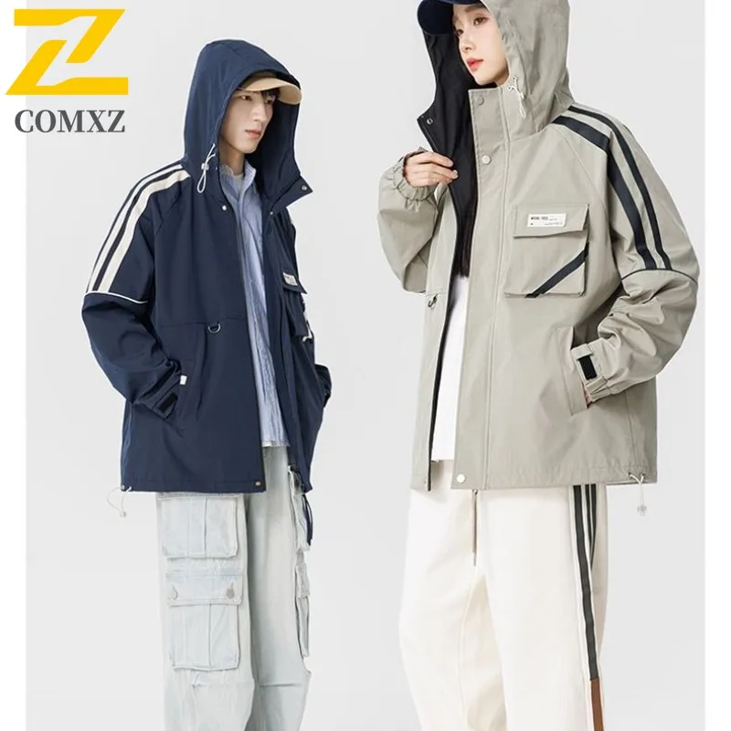 

COMXZ полосатая водоотталкивающая куртка с капюшоном для мужчин 2025 минималистичная цветная повседневная уличная ветровка с капюшоном дышащее пальто свободного покроя