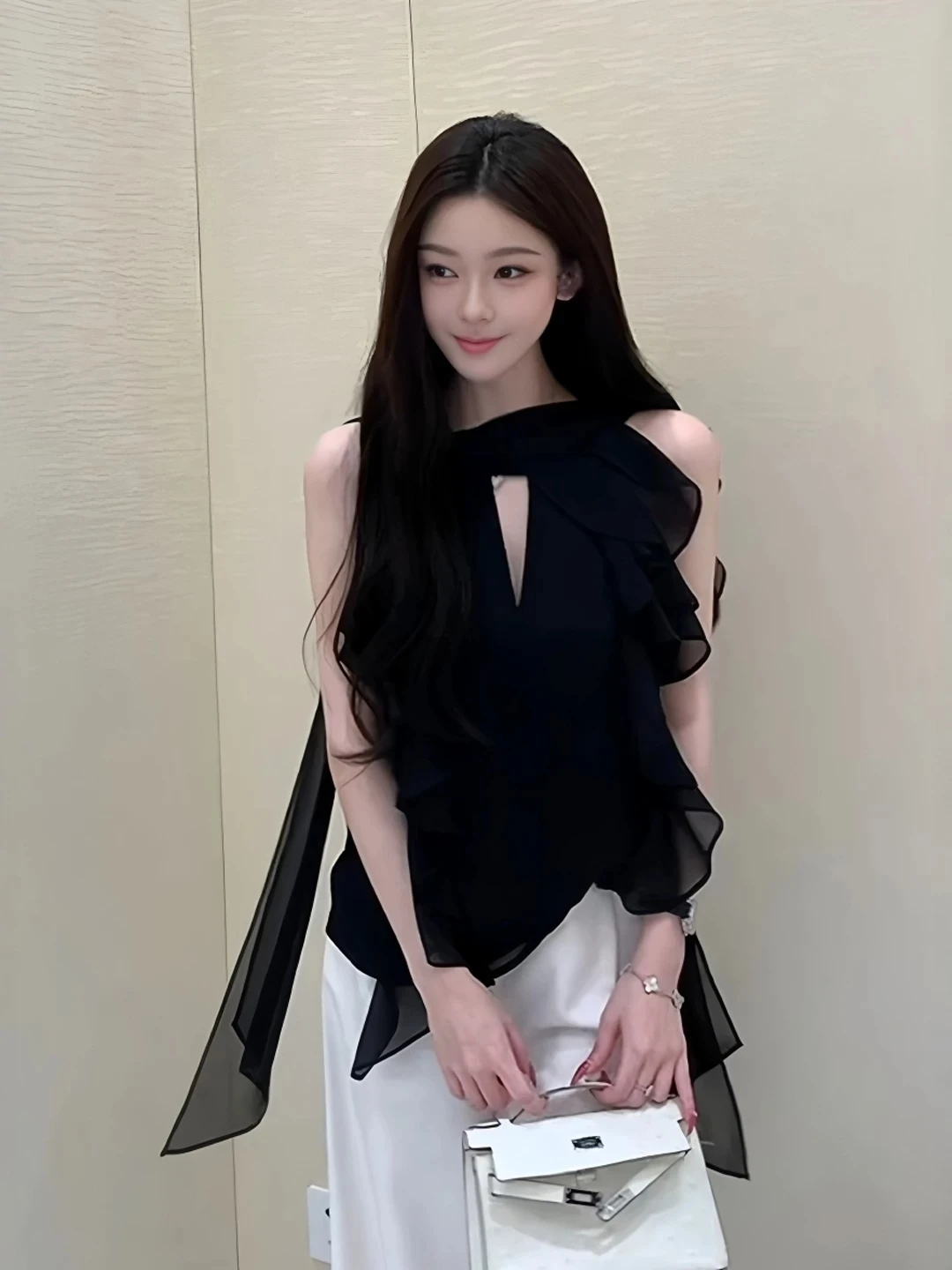 

Black V-Neck Sleeveless Shirt Women's Summer 2026 New Loose Slimming Age-Defying Sash Top Elegant Style Casual Loose Fit