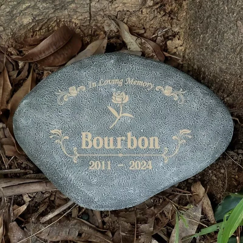 Resin Pebble-Shaped Pet Memorial Plaque with Engraved Paw Prints and 'In Loving Memory' Commemorative Garden PlaquePet names can
