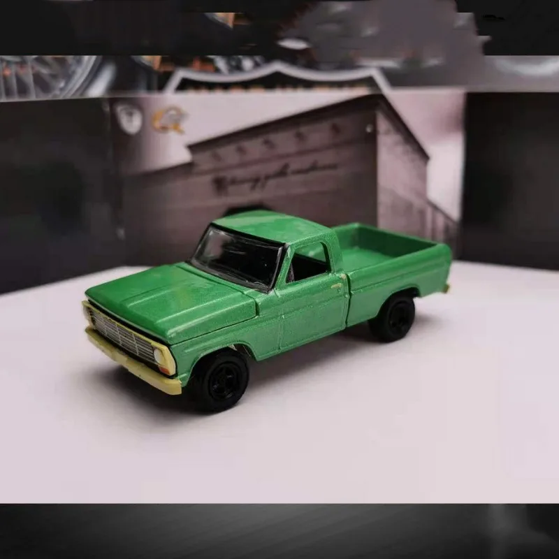 

Vintage Simulated Alloy Car Model, A Static Collection Ornament, A Brand-new Simulated Car Model with Packaging