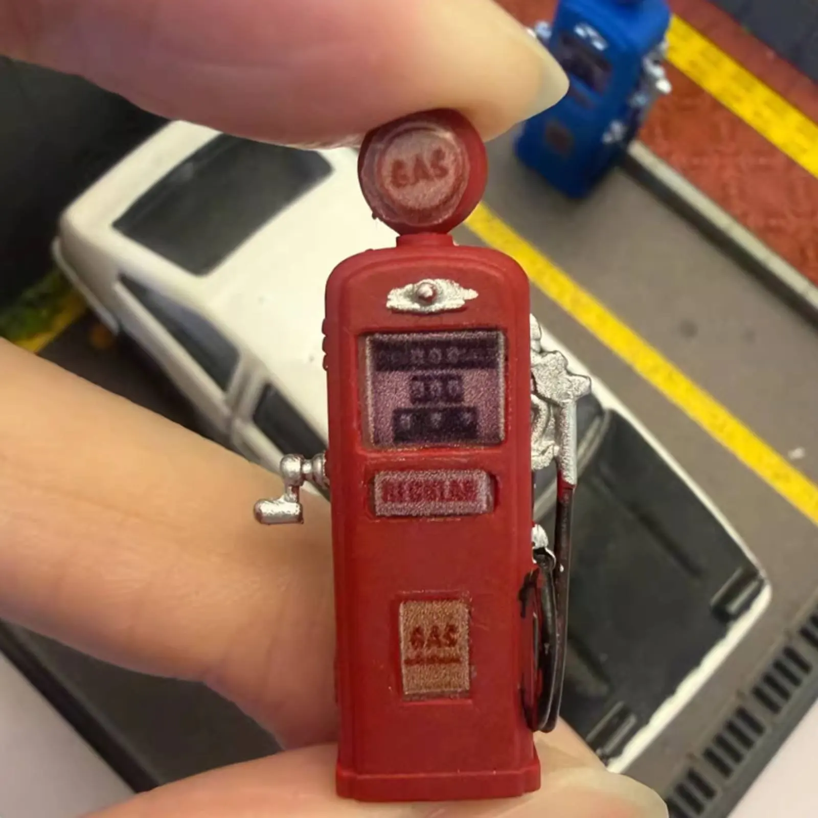 

1:64 Scale Gas Pump Realistic Realistic Feature Miniature Retro Gas Pump Model Scene Accessory Weathered Finish for Hobbyists