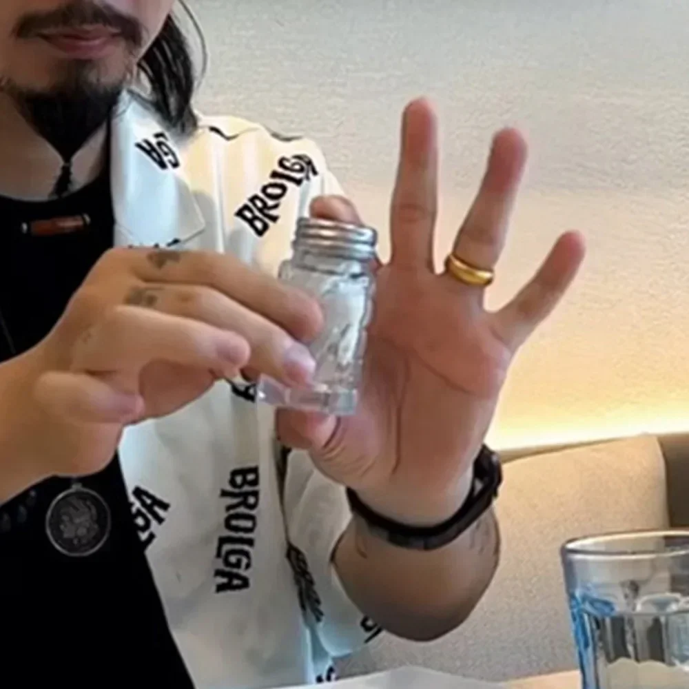 Salt Shaker Miracle von Jimmy Fan Stage Zaubertricks Gefaltetes Bill Ticket Bestehen Sie in versiegelter Salt Shaker Illusion Nahaufnahme Mentalismus