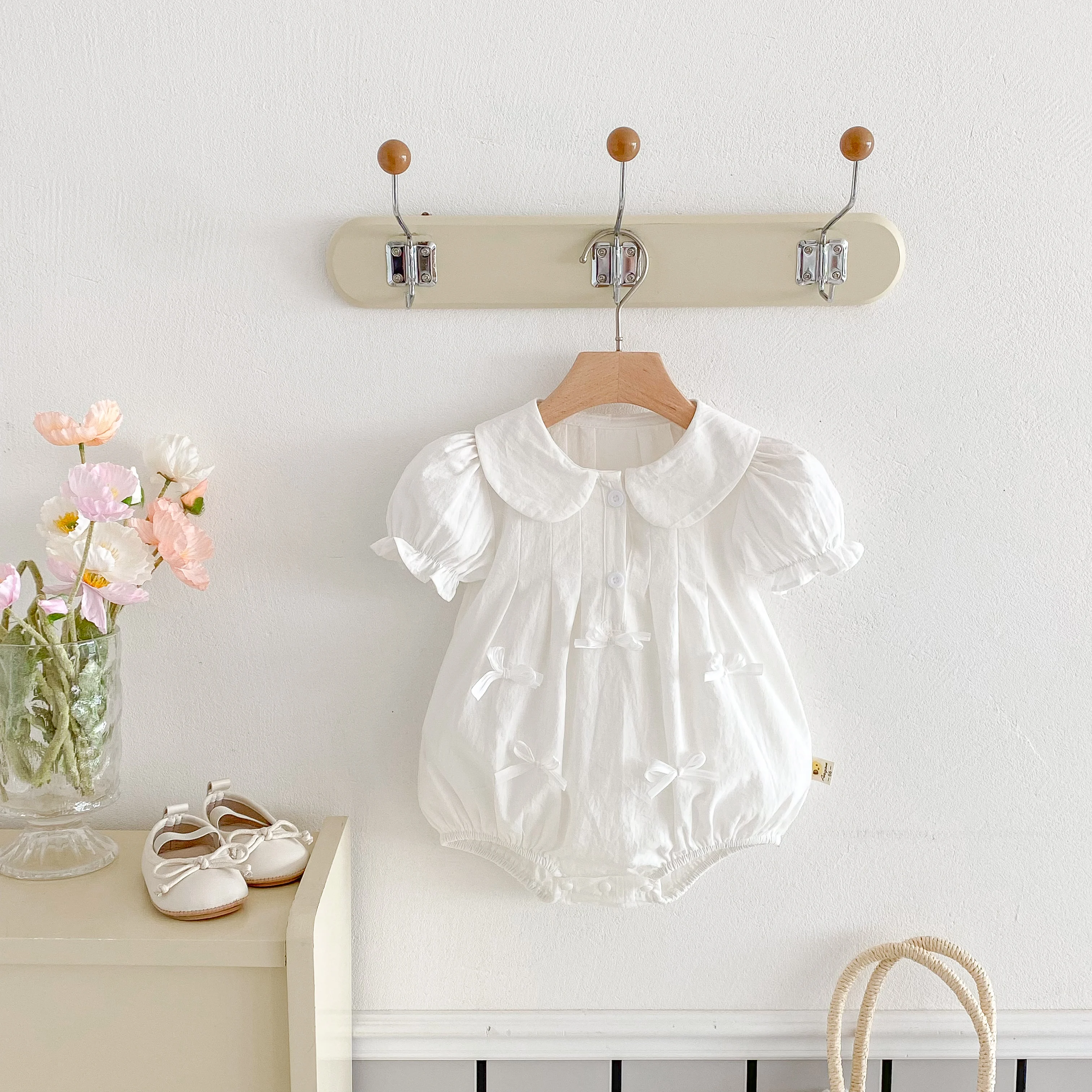 فستان صيفي للفتيات الصغيرات بأكمام قصيرة وطية صدر السترة مثلث من قطعة واحدة مع بدلة تسلق لطيفة على شكل فيونكة #1