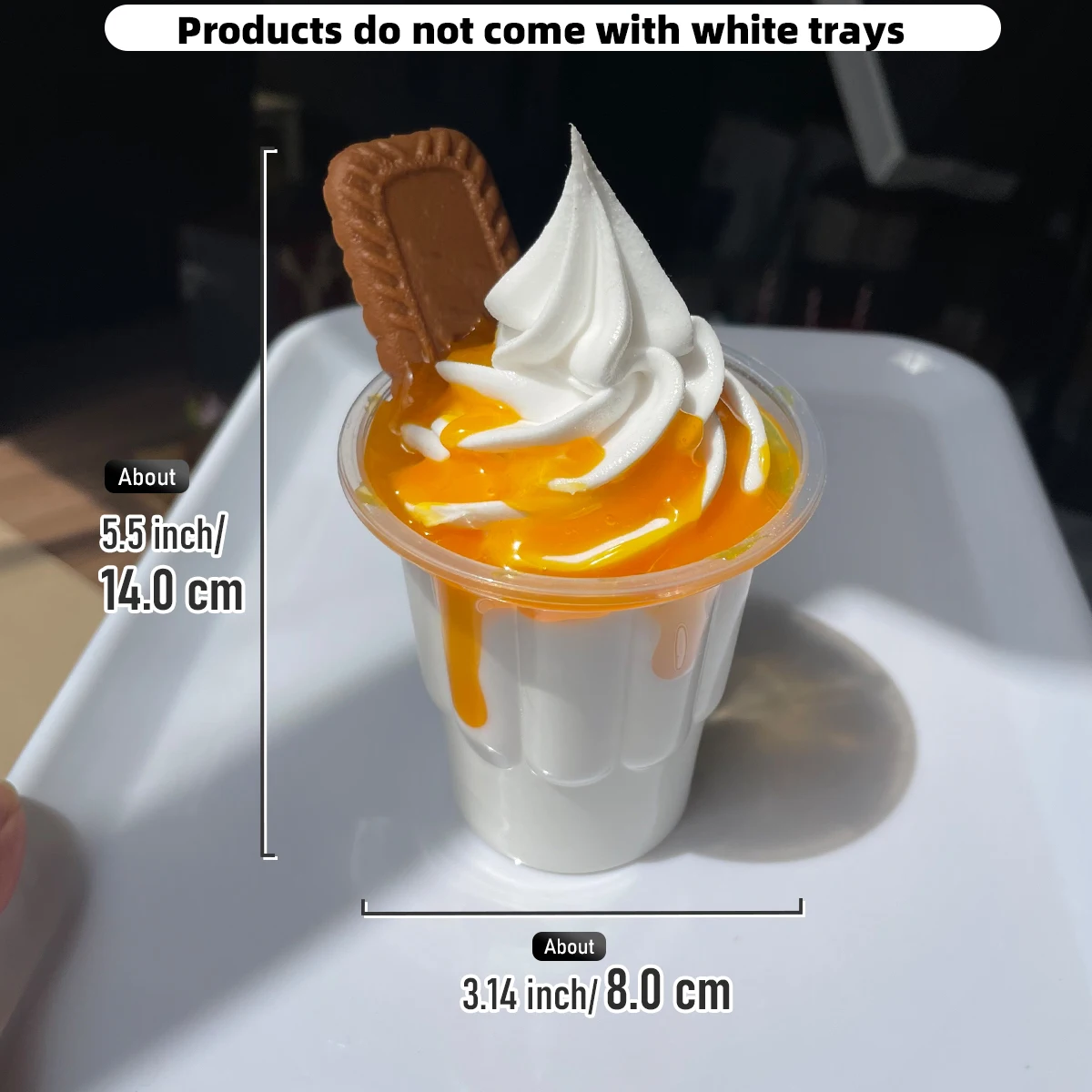 Neues handgefertigtes Set aus künstlichen Eiscreme-Sundaes (Vanille, Schokolade, Erdbeere) als dekorative Fotorequisiten – Design für künstliche Milchshakes und Eiscreme – Detail 7