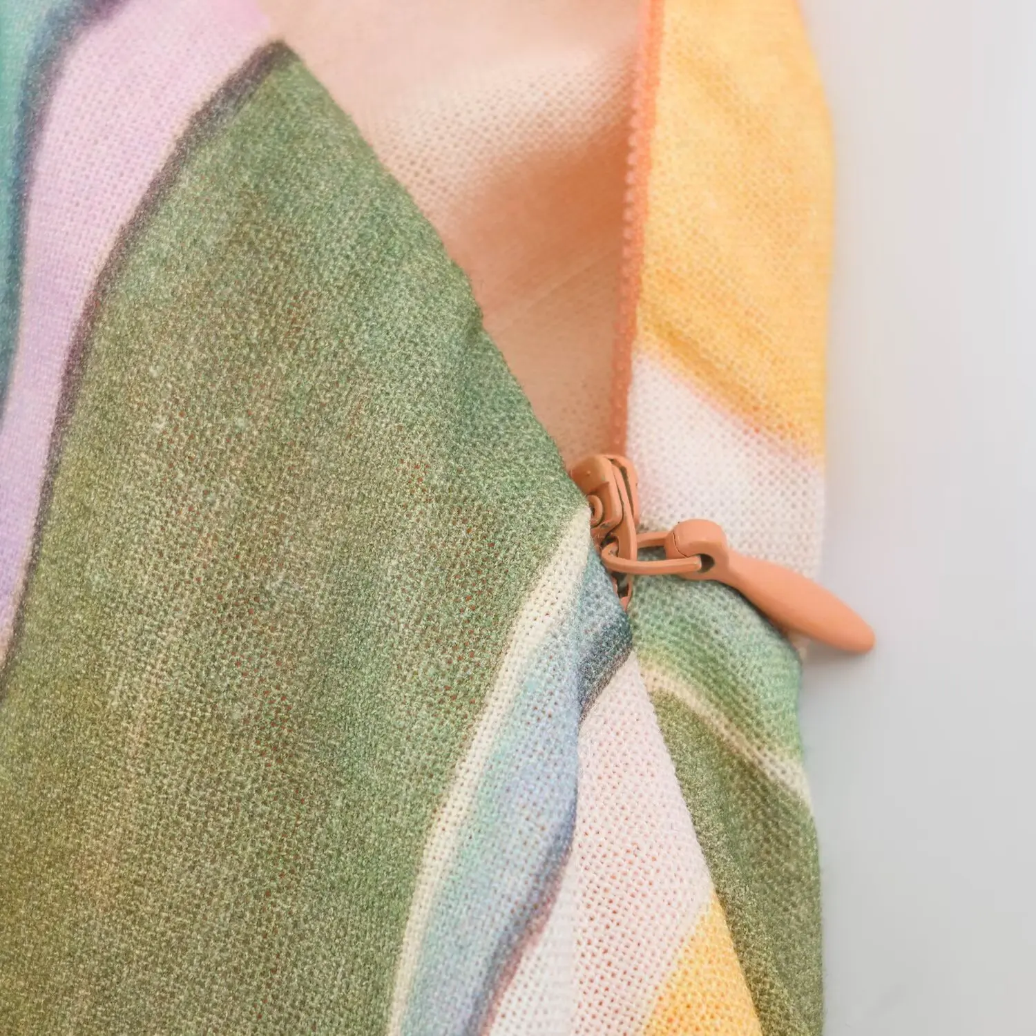 BSAY Damen-Maxikleid mit Neckholder, V-Ausschnitt, bunter Chevron-Streifendruck, ärmellos, langes Kleid mit Rückenbindung, Sommer-Strandurlaub-Sonnenkleid – Detail 7