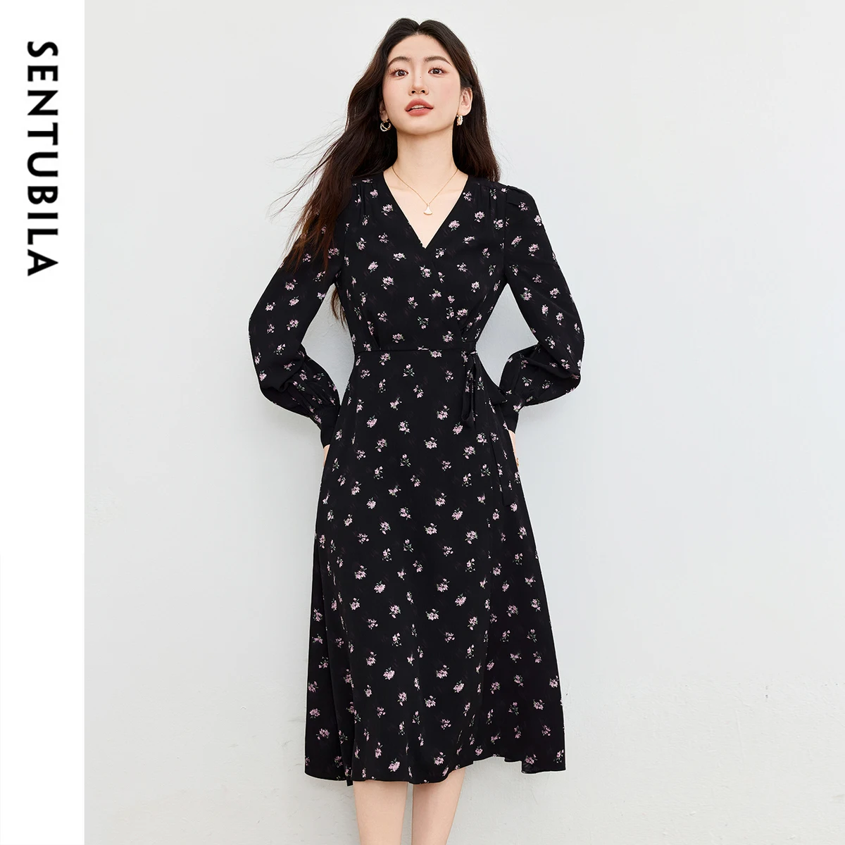 SENTUBILA noir robes à fleurs 2025 femme manches bouffantes robe mi-longue automne nouveau col en v élégant mince vacances vêtements longs 153LO3121