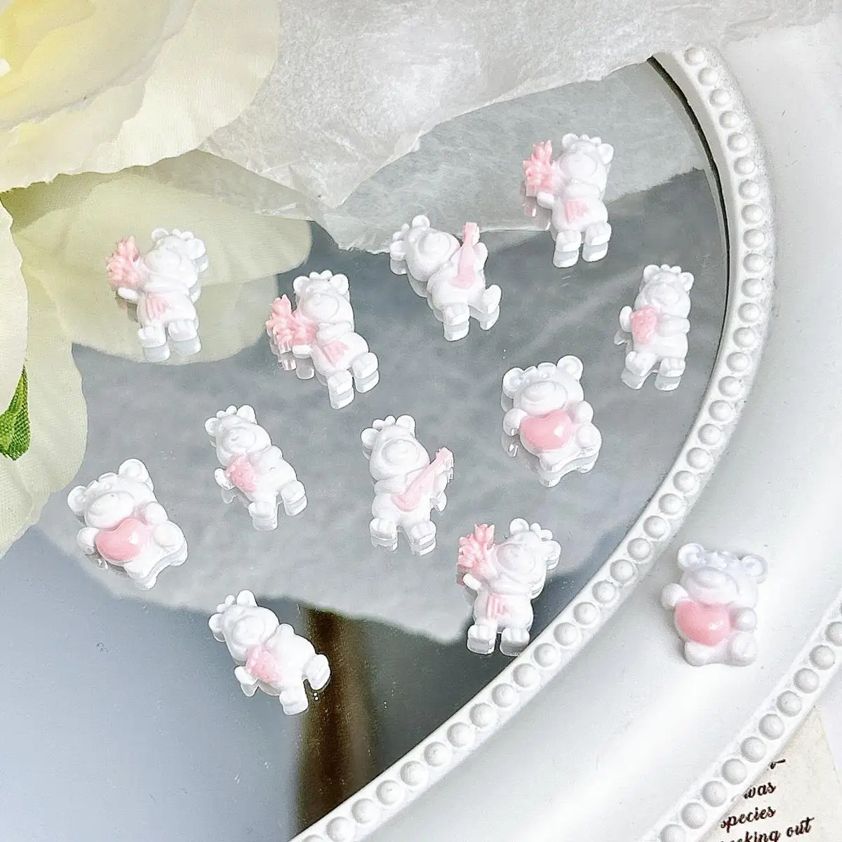 Podwójne kolory Śliczne serce Kwiat Niedźwiedź Żywiczne zawieszki do paznokci Wiele stylów Świecący biały niedźwiedź Mieszane ozdoby do paznokci DIY Paznokcie