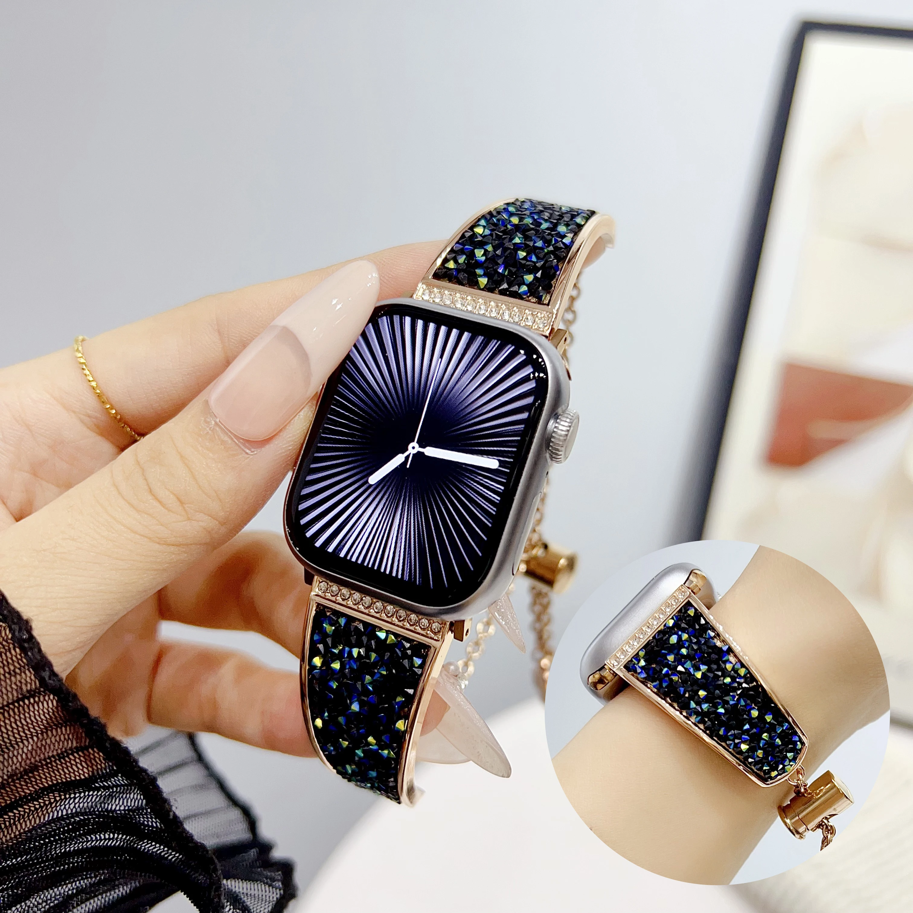

A shiny metal bracelet suitable for Apple Watch 49 45 46 44 40 42 38 series Ultra 10/9/8/7/6/5-1 luxurious crystal strap