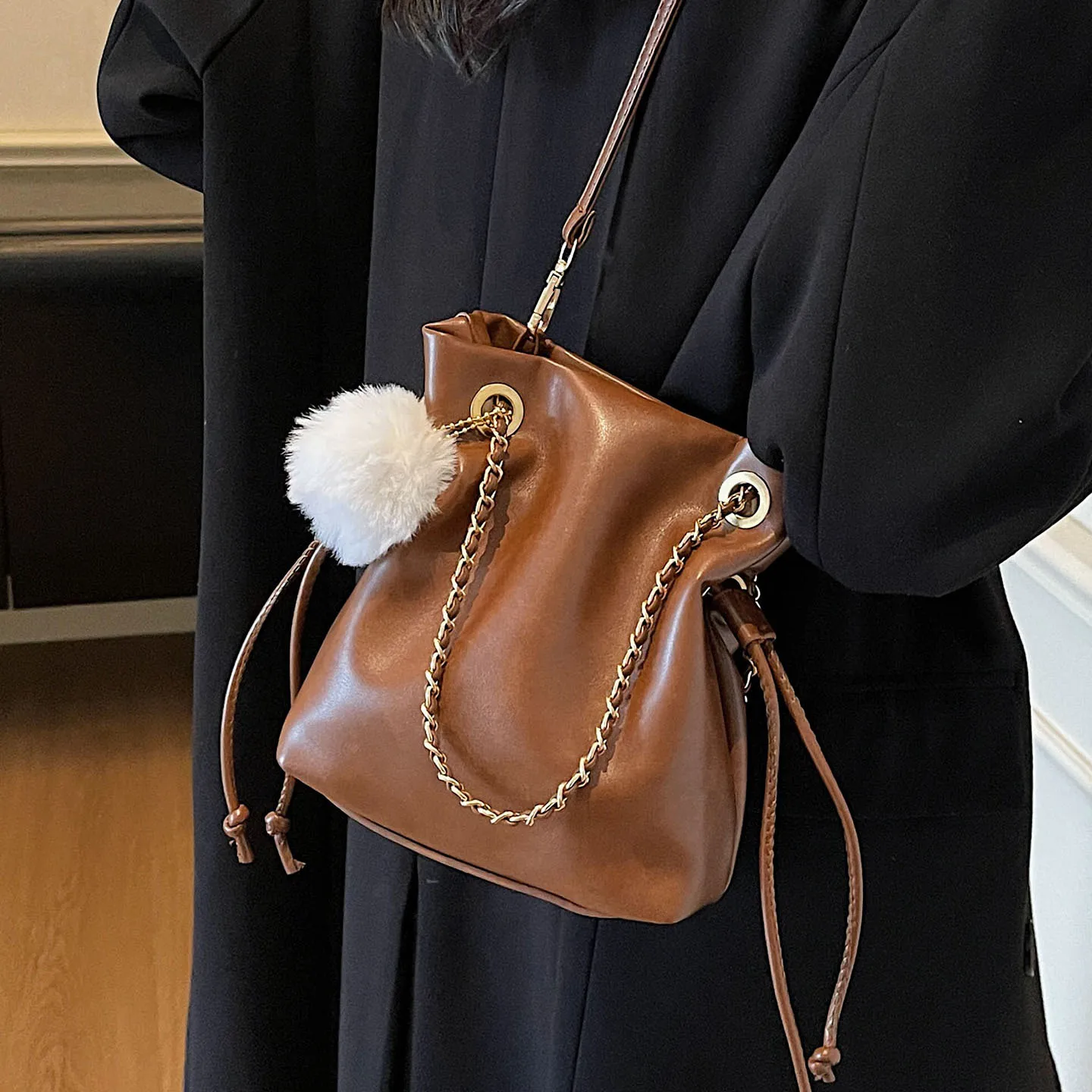 شيك بولي Leather حقائب كتف جلدية المرأة الصلبة لينة عادية سلسلة حقيبة سلسلة صغيرة سعة كبيرة الإناث التنقل اليومي تحت الإبط حزم