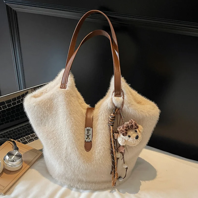 

Women's Luxury Elegant Plush Shoulder Bag Autumn Winter Warm Handbag Lock Design High-end Large Capacity Tote Bag With Pendant