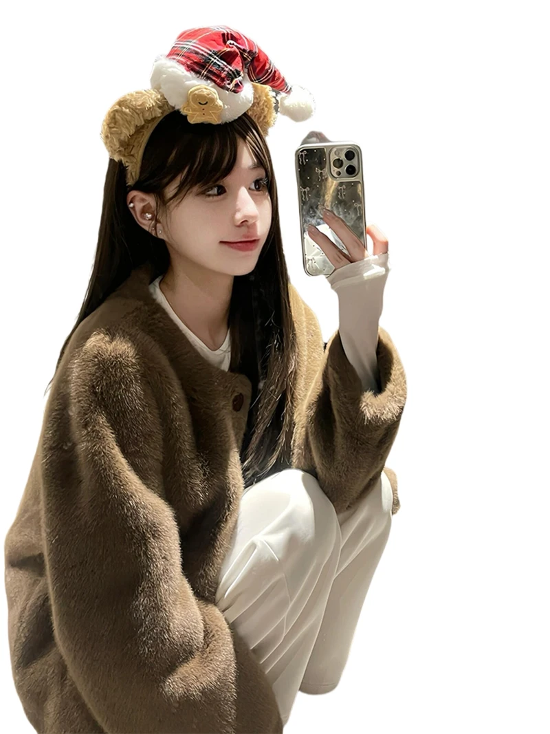 

Короткое экологически чистое меховое шуба из искусственной норки составляет отличную молочную текстуру. Это новая женская зимняя шуба 2025.