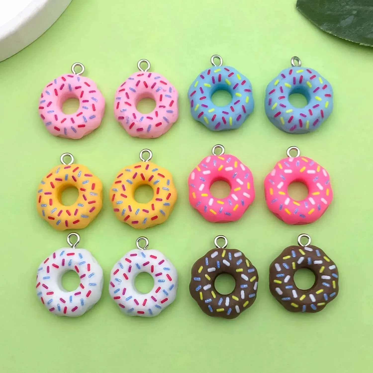 12 Uds. De dijes de diseño de Donuts de comida coloridos de 18x21mm, colgantes de resina 3D para pulsera DIY, collar, accesorios para hacer joyas