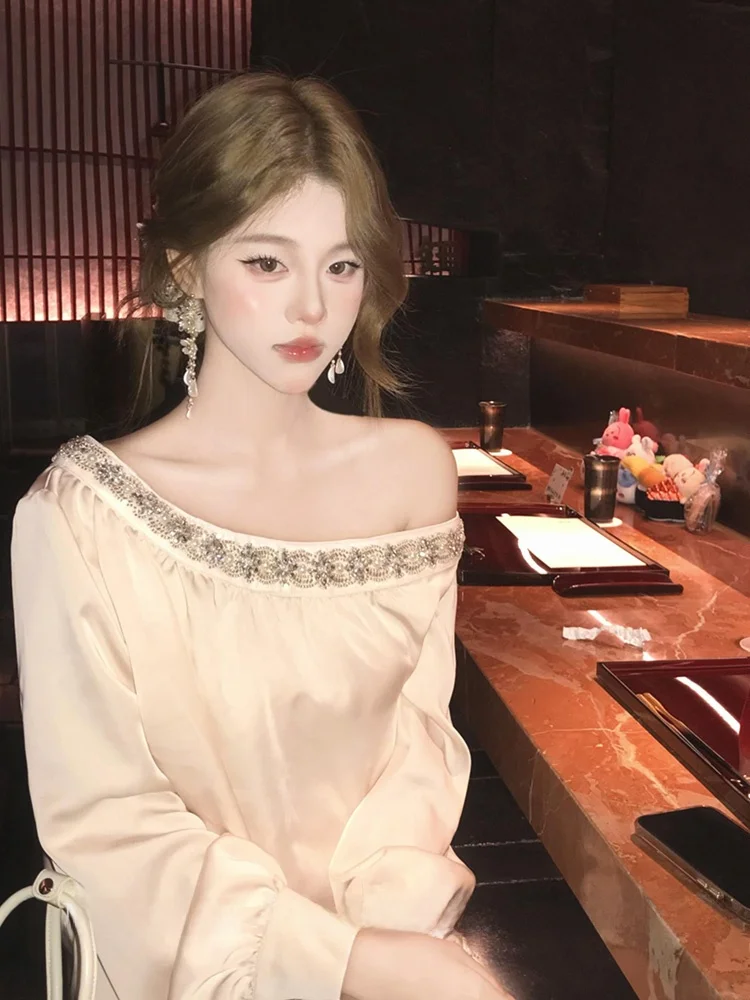 

Женская свободная блузка с длинным рукавом, украшенная стразами, из атласа, с открытыми плечами, во французском стиле, из полиэфирного волокна, осенняя мода