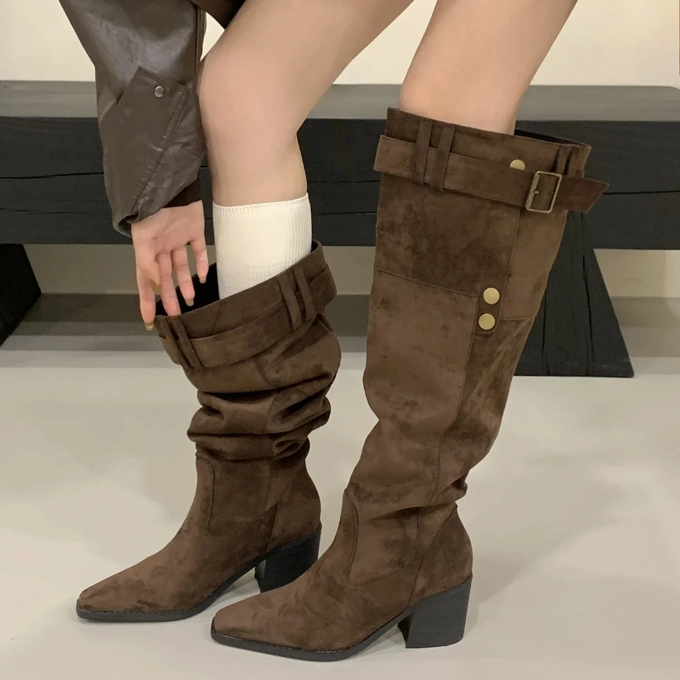 Aneikeh مثير أشار تو البني مطوي مصمم حزام مشبك النساء أحذية عالية في الركبة أحذية الخريف الشتاء كعب مربع الجوارب الطويلة