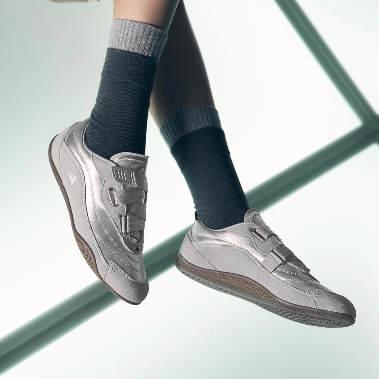 

Оригинальные женские повседневные туфли Adidas Urban REVERIE на низком ходу с тонкой подошвой JQ9392