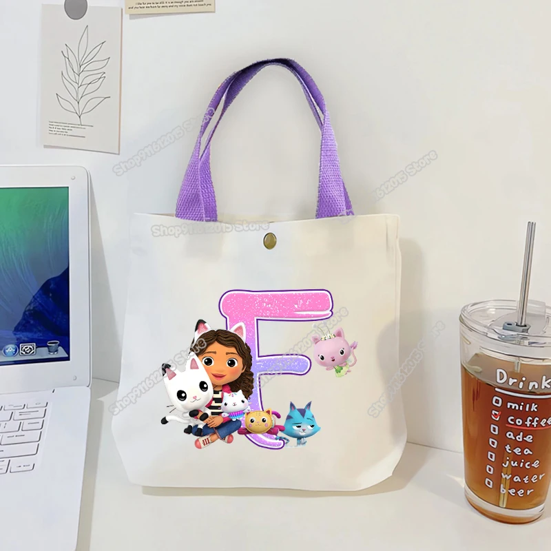 กระเป๋าถือผ้าแคนวาสลายการ์ตูนแมวน่ารัก ตัวอักษร A-Z สำหรับผู้หญิง ยี่ห้อ Gabbys Dollhouse ใช้ได้หลายแบบ ทั้งแบบถือและสะพาย สำหรับเดินทางและช้อปปิ้ง