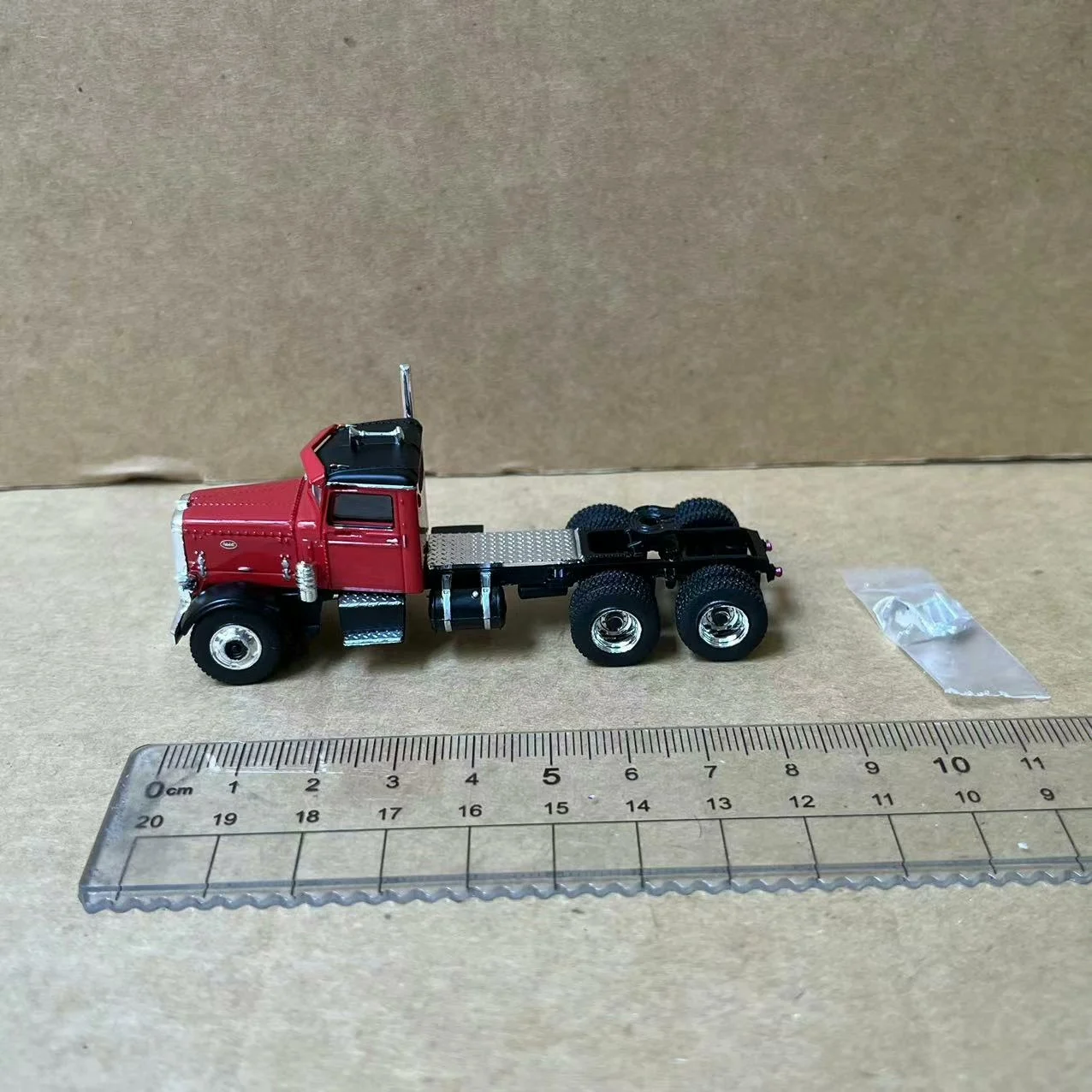 1:87 Scale HO Peterbilt 281 Trailer Head Truck Plastic Car Model Toy Ornament Collectible