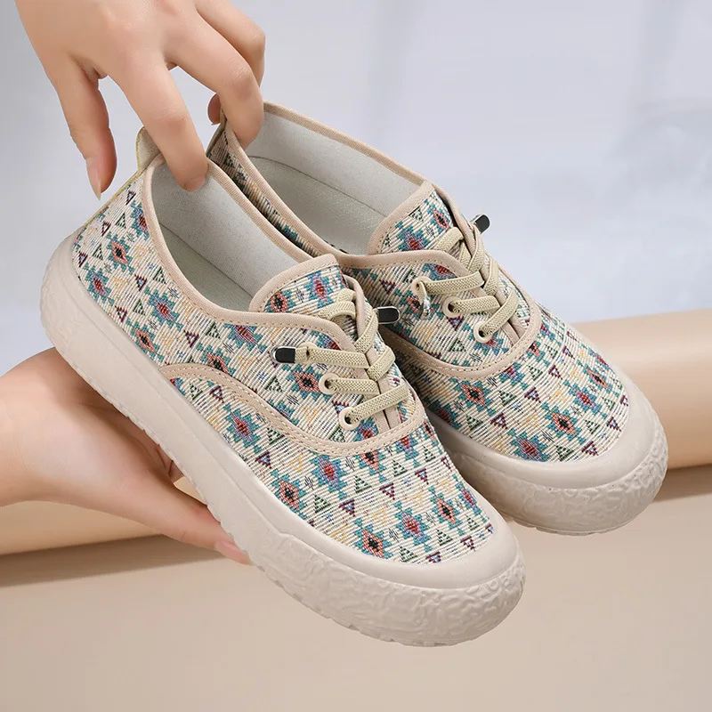 Women's Casual Breathable Old Beijing Cloth Shoes Comfortable Mother's Footwear Fashionable Linen Slip-On for Everyday Use