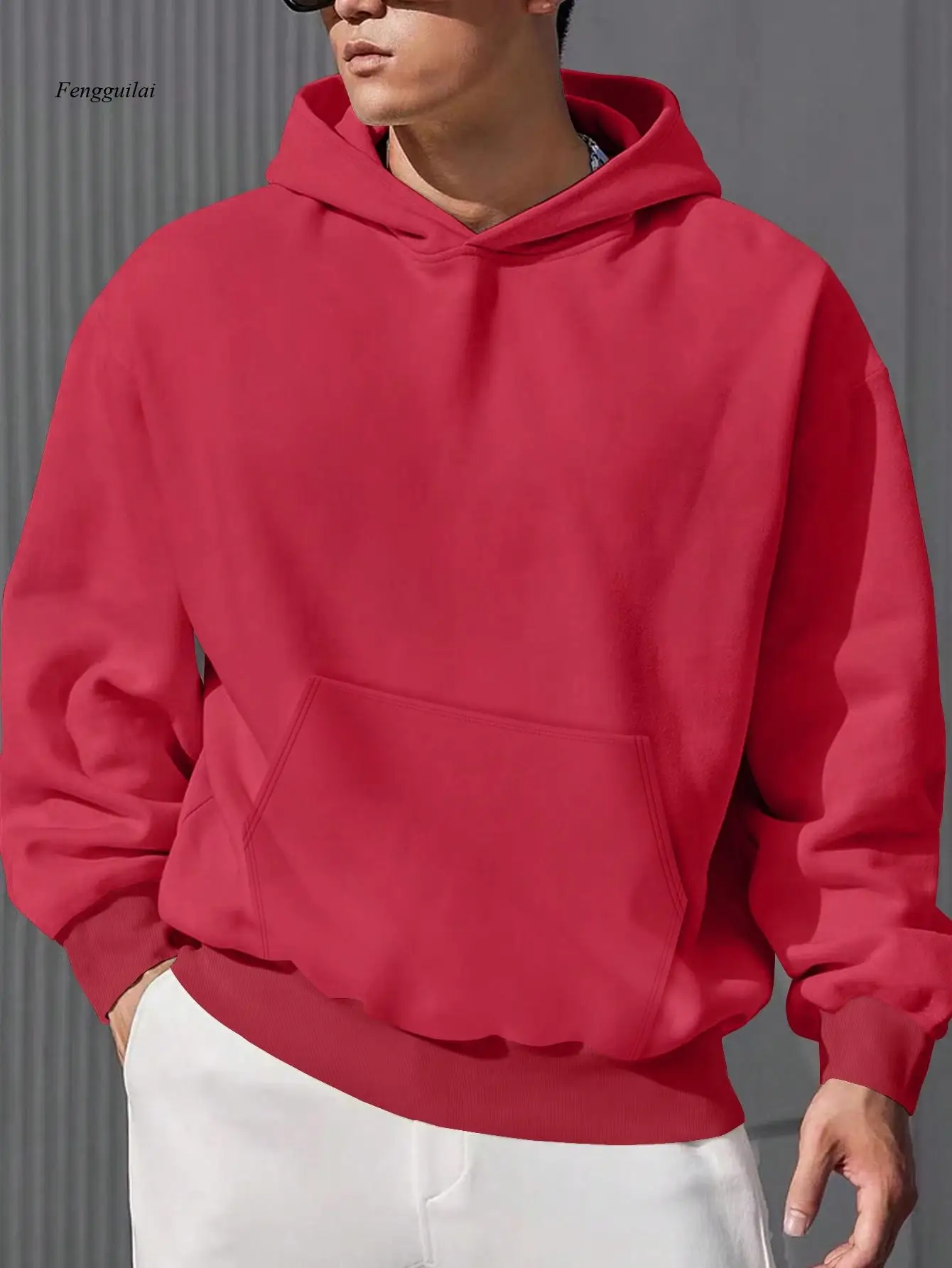 Czerwona bluza z kapturem z nadrukiem serca i napisem "I Love Leon", turkusowa - luźna bluza oversize z kieszenią z tyłu.