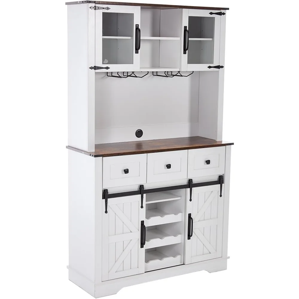 슬라이딩 헛간 문, 유리 선반 및 서랍이 있는 소박한 흰색 농가 스타일 와인 캐비닛