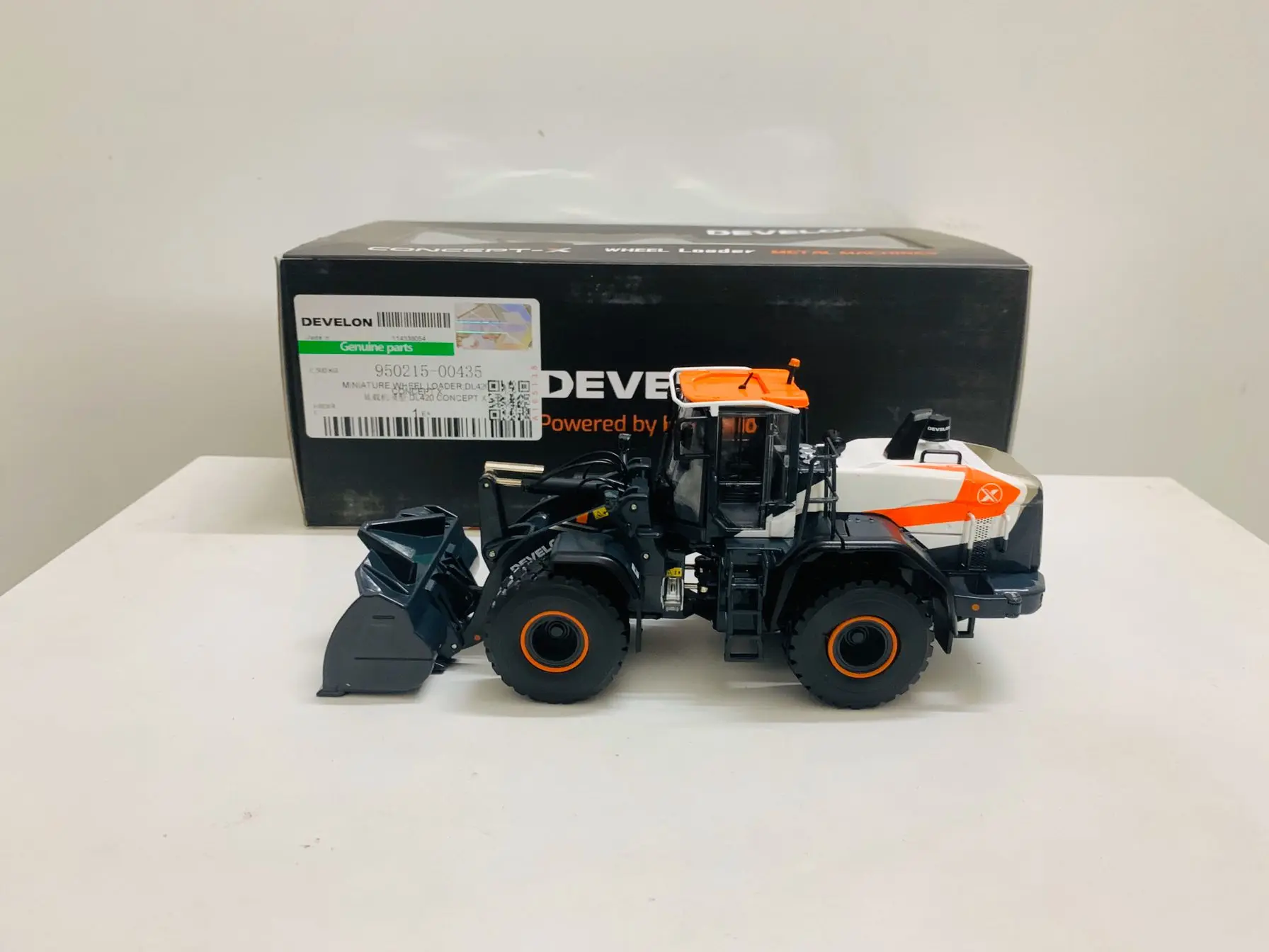 

Develon Concept-X Wheel Loader 1:50 Scale DieCast Metal Machines Model Collectible Mechanical Engineering