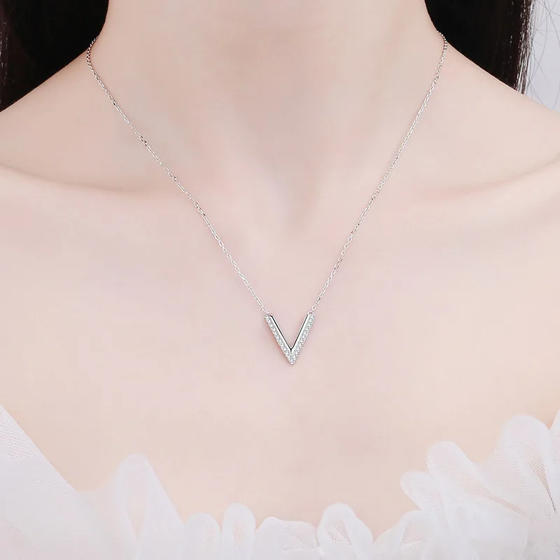 

S925 Pure Silver Necklace V-shaped Moissanite Pendant Collarbone Chain