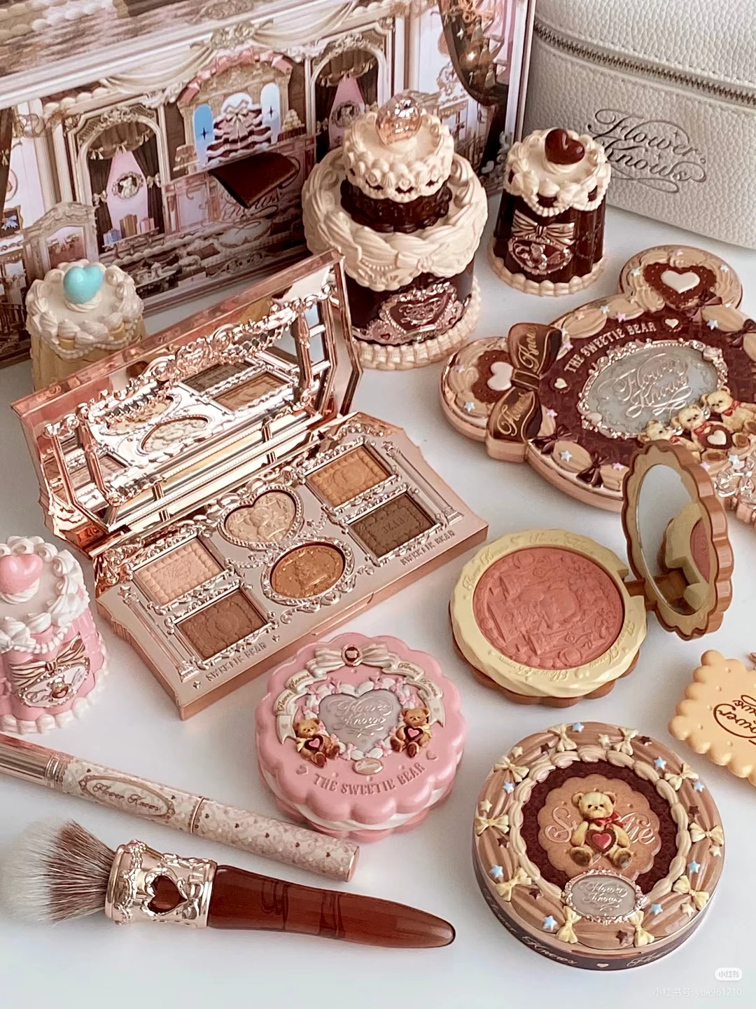 Flower Knows The Sweetie Bear Serise Confezione regalo per trucco Fard Ombretto Smalto per labbra Correttore Set di cosmetici
