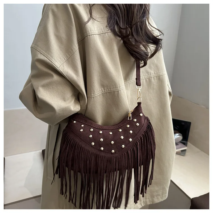 Retro Wildleder-Fransen-Schultertasche mit Metallnieten, Halbmond-Unterarmtasche, Vintage-Tageslook für Konzerte – Detail 16