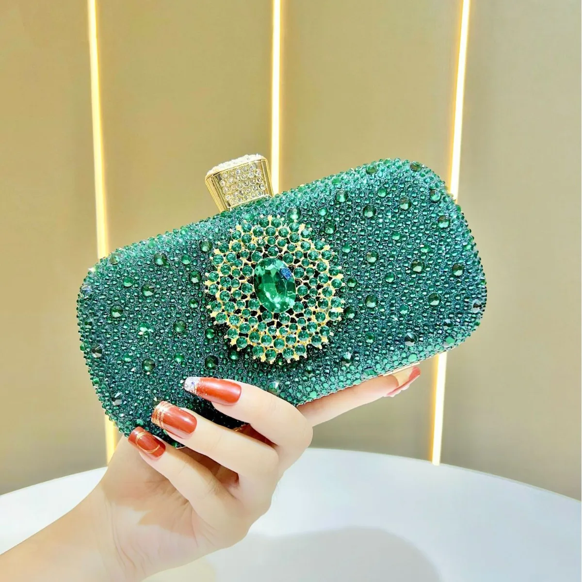 Grüne, hochwertige, mit Diamanten besetzte Clutch-Tasche. Hochwertige Bankett-passende grüne, mit Diamanten besetzte Abendtasche