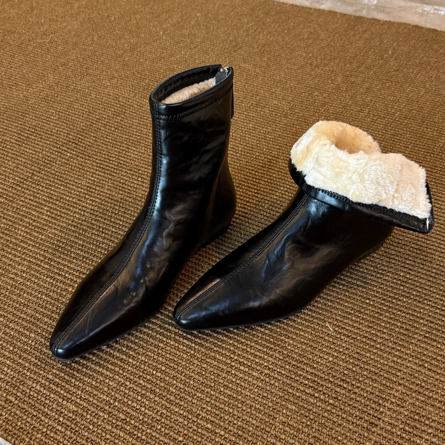 

Женские ботинки 2026: винтажные, на плоской подошве, короткие, минималистичные, с бархатной молнией сзади, облегающие.