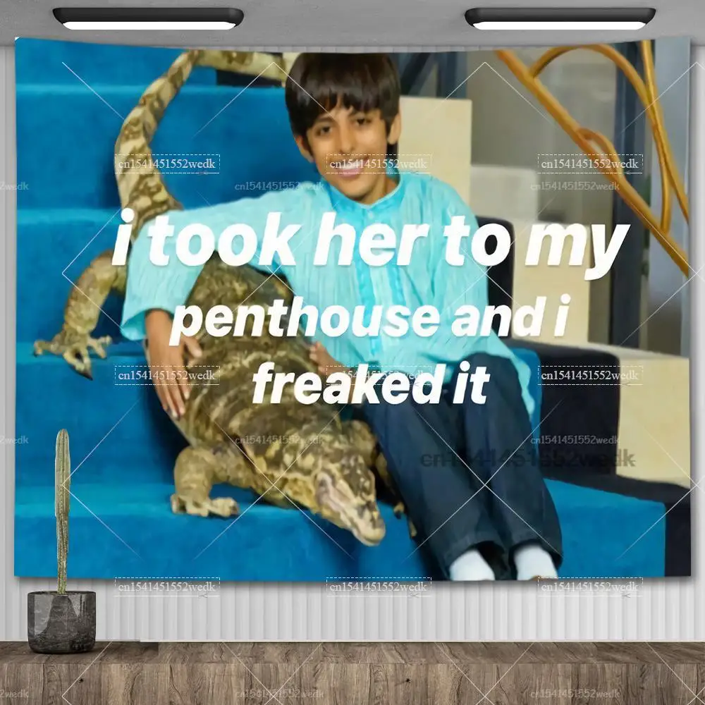 Eu a levei para o meu Penthouse e eu assustei-o Tapeçaria Ravi e Mr.s Kipling Meme Tapeçaria Estética Quarto Decoração Festa Backdrops