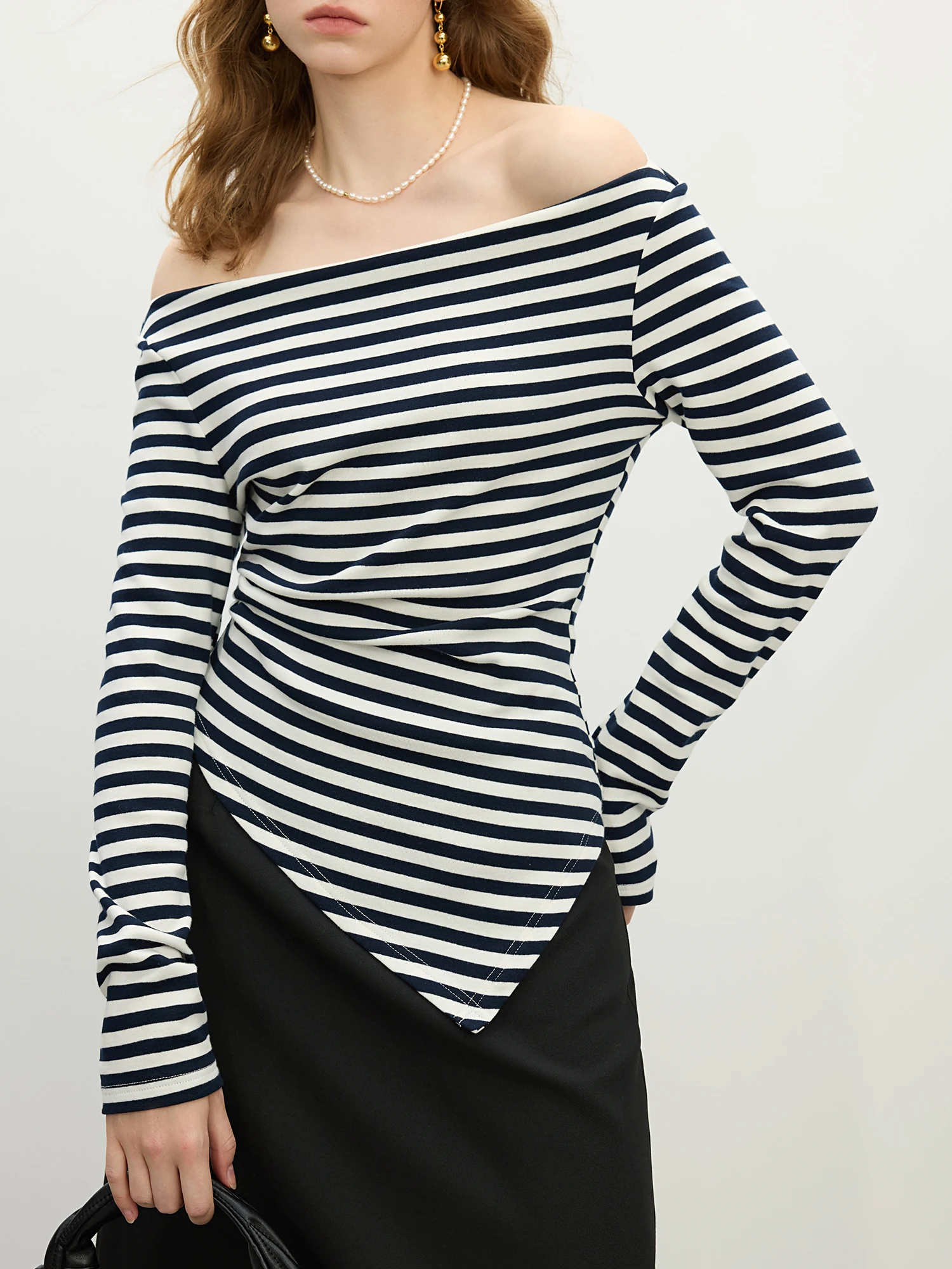 FSLE Striped Long-sleeved T-shirt for Women 2025 Spring New Design Asymmetrical Hem Balck White T-shirt Chic Top 25FS11343