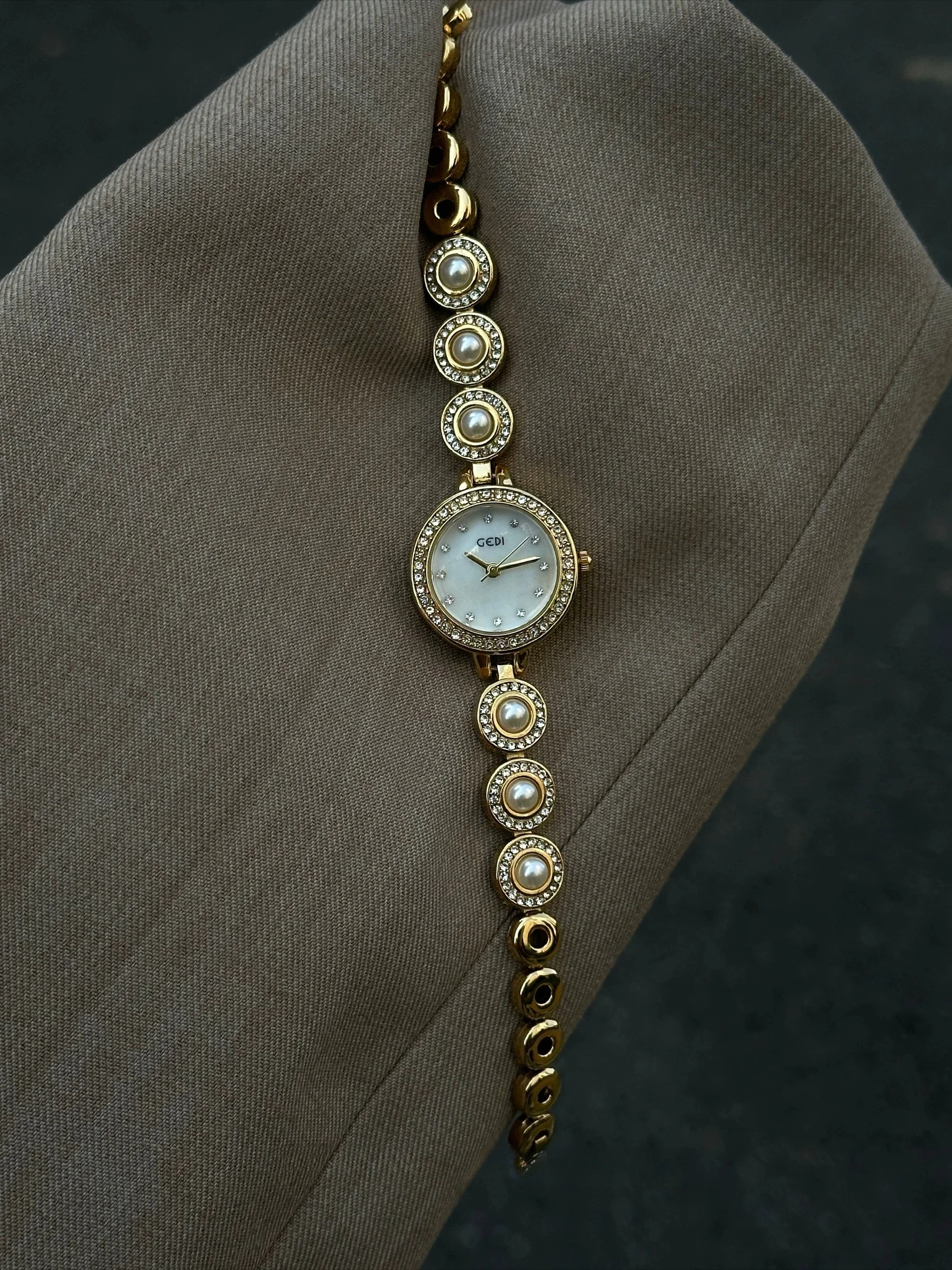 Luxury Gold Ladies Watch Medieval Aristocratic Ladies Watch Exquisite Quartz Watch Waterproof view 6